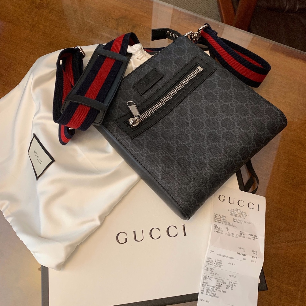 GUCCI - GG Supreme small messenger bag